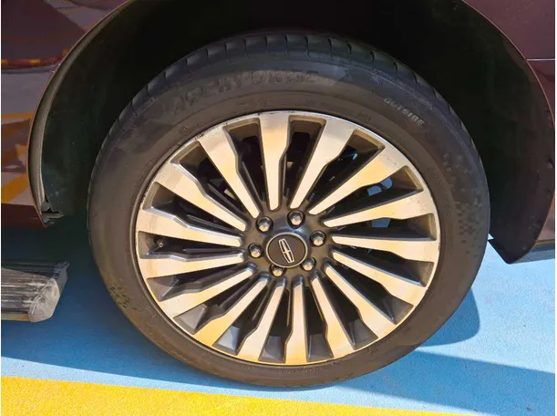 Car image 9