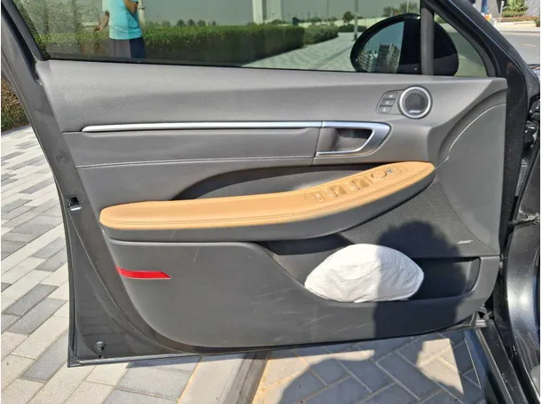 Car image 10