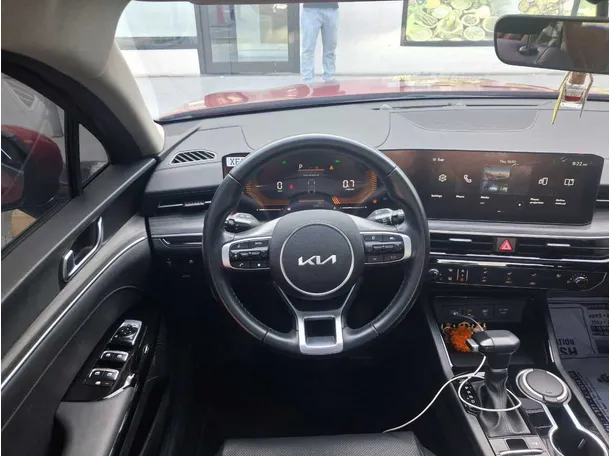 Car image 18