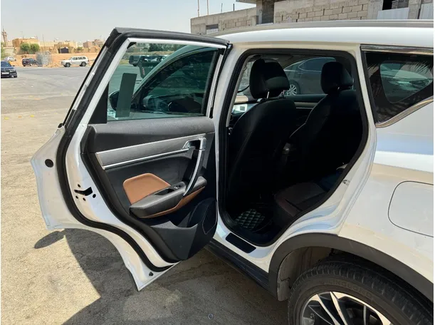 Car image 14