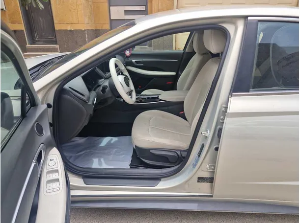 Car image 11