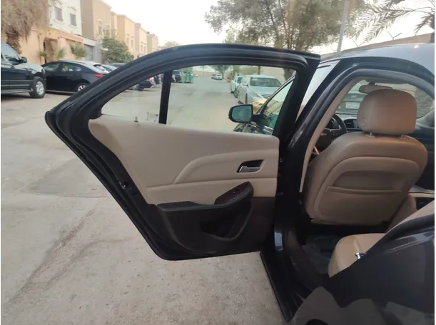 Car image 14