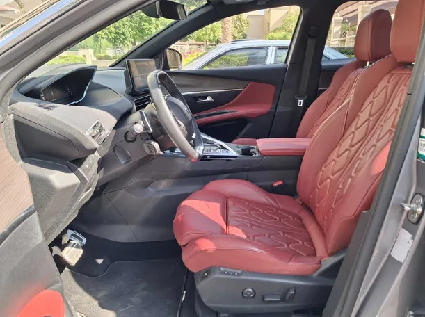 Car image 12