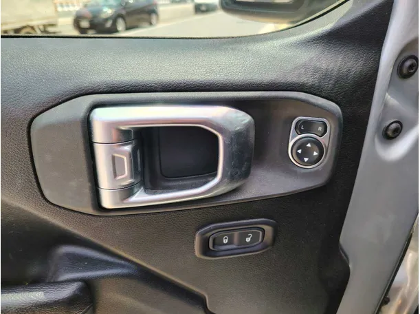 Car image 32
