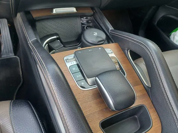 Car image 18
