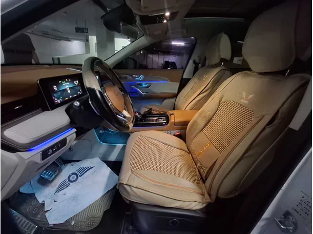 Car image 12
