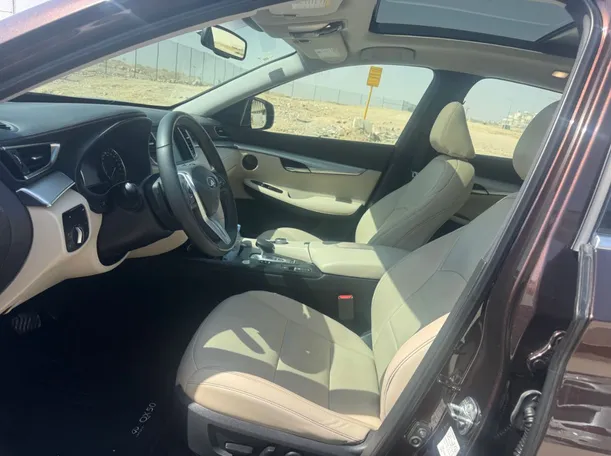 Car image 11