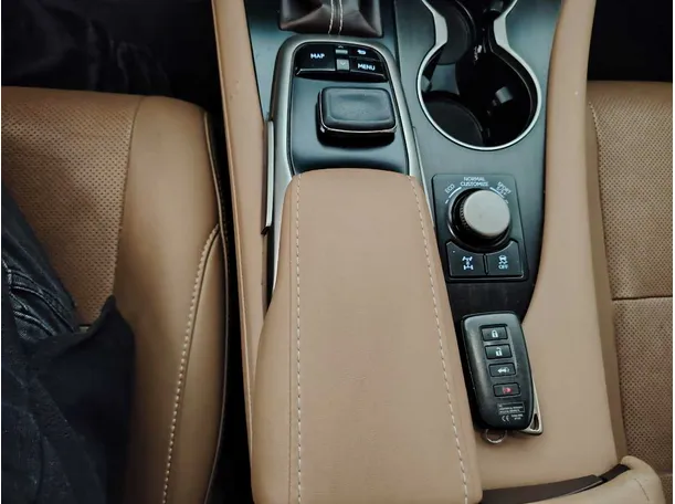 Car image 25