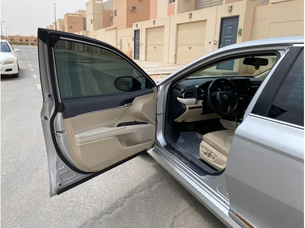 Car image 10
