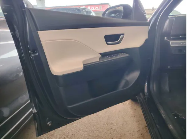 Car image 13