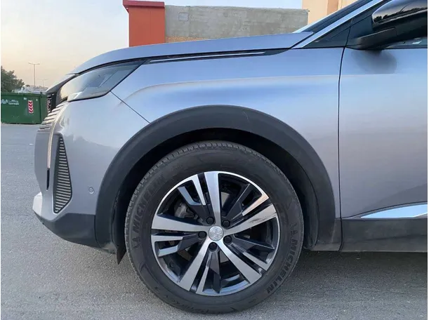 Car image 9