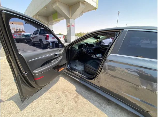 Car image 10