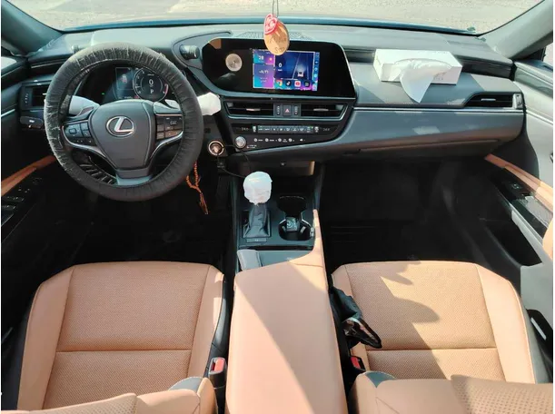 Car image 18