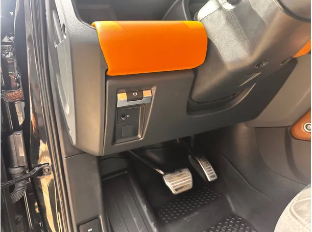 Car image 26