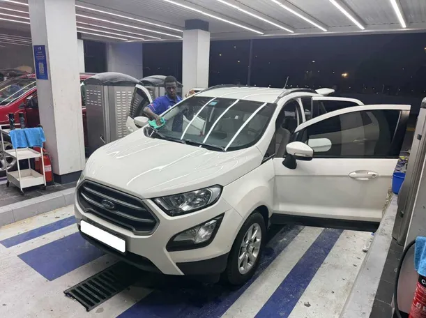 Car image 5