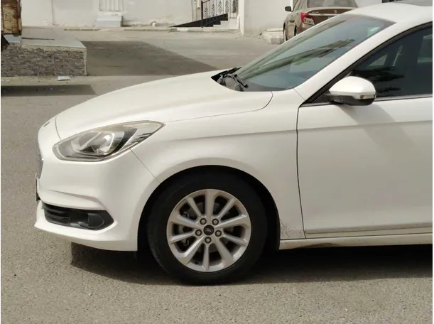 Car image 9