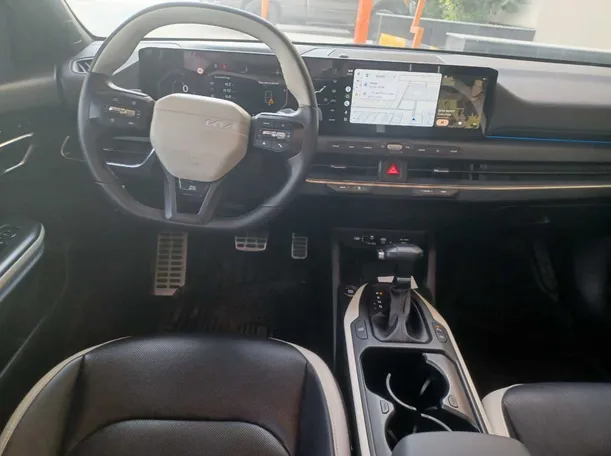 Car image 16