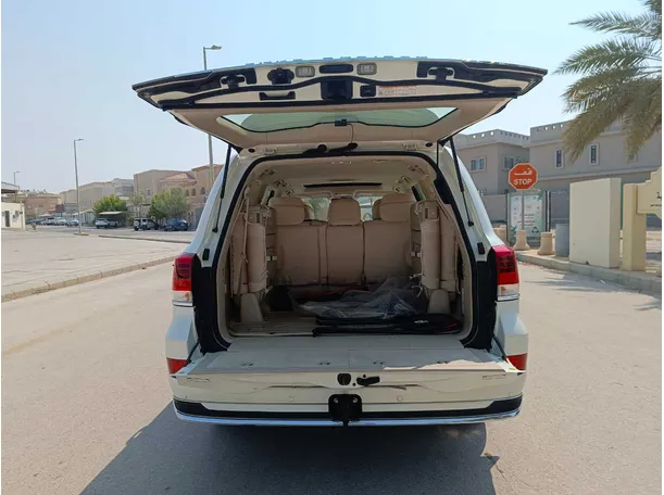 Car image 30