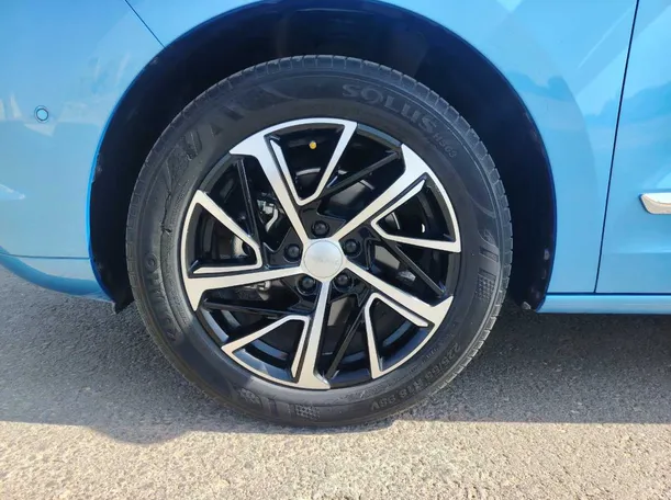 Car image 9