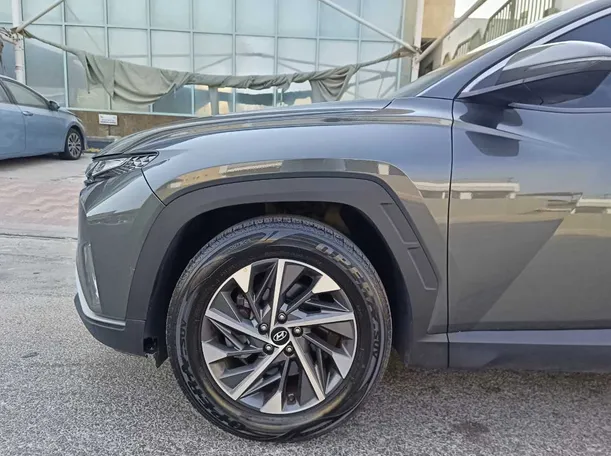 Car image 9