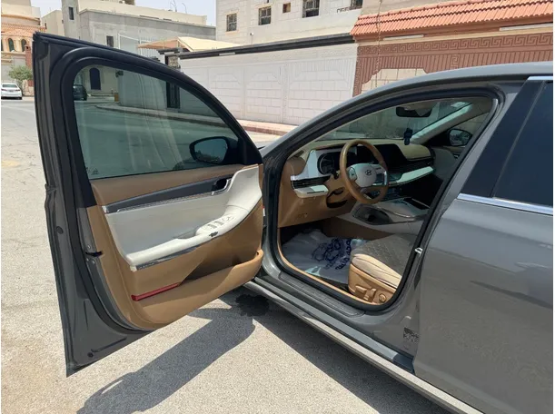 Car image 10
