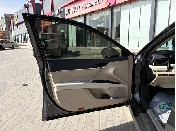 Car image 10
