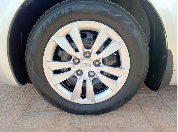 Car image 10