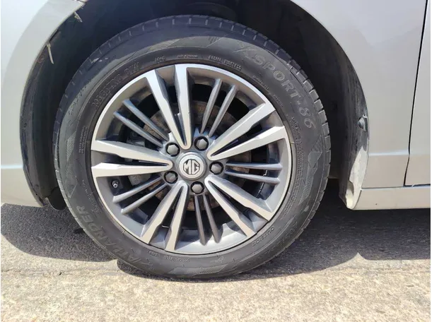 Car image 10