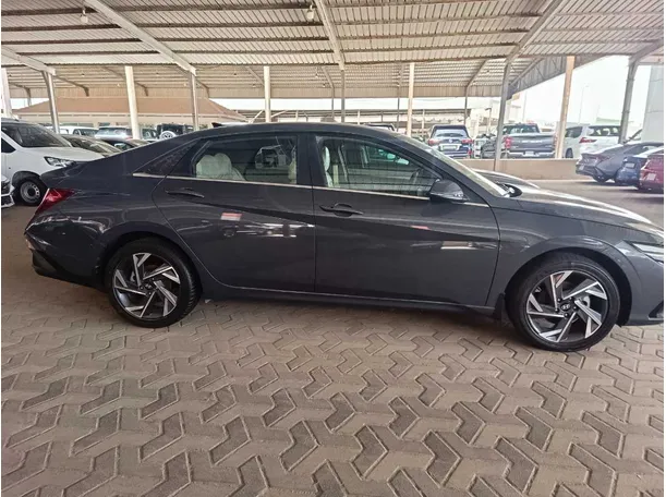 Car image 4