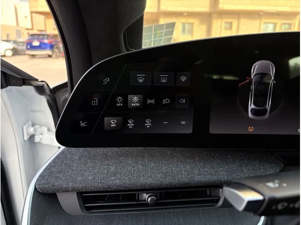 Car image 28