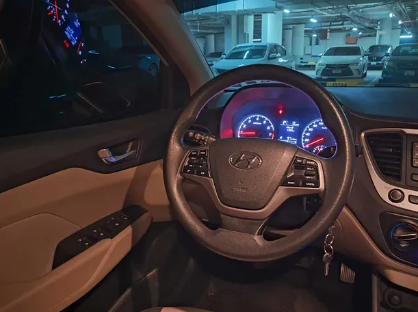 Car image 12