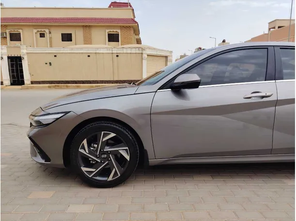 Car image 9