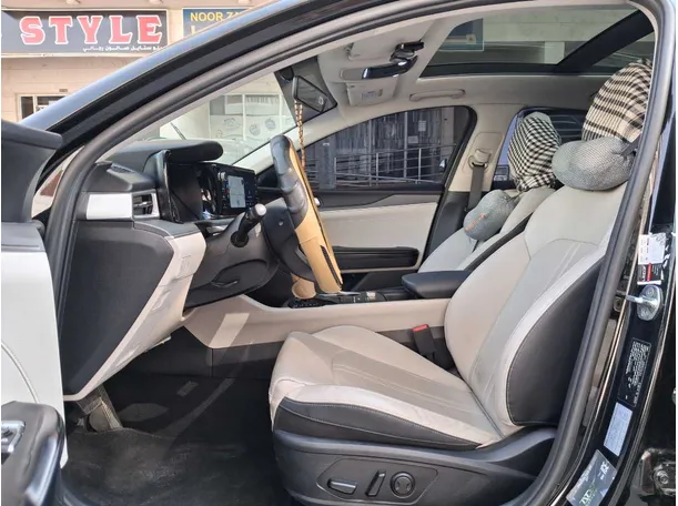 Car image 12