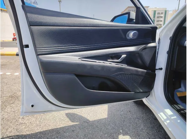Car image 10