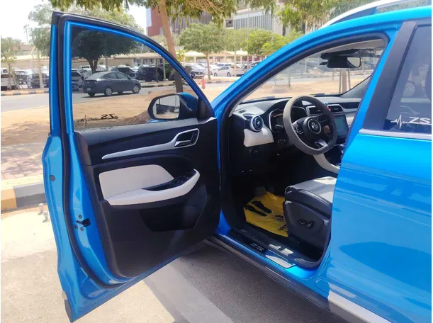 Car image 11