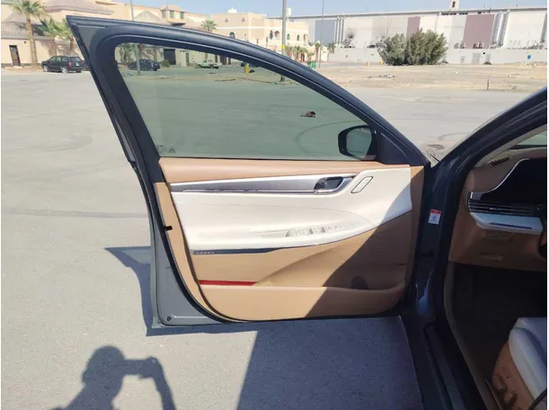 Car image 11
