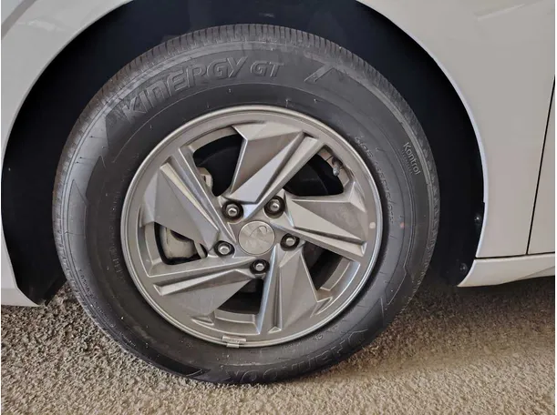 Car image 9