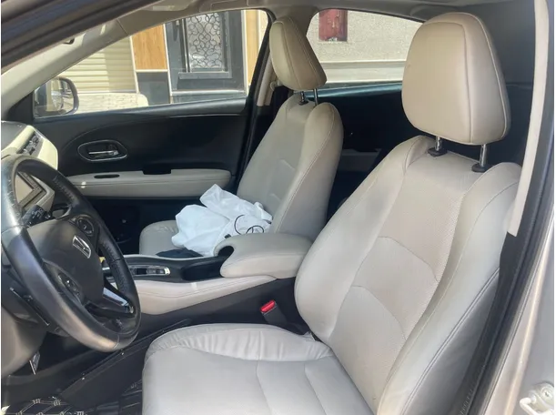 Car image 12