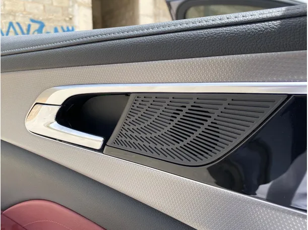 Car image 27