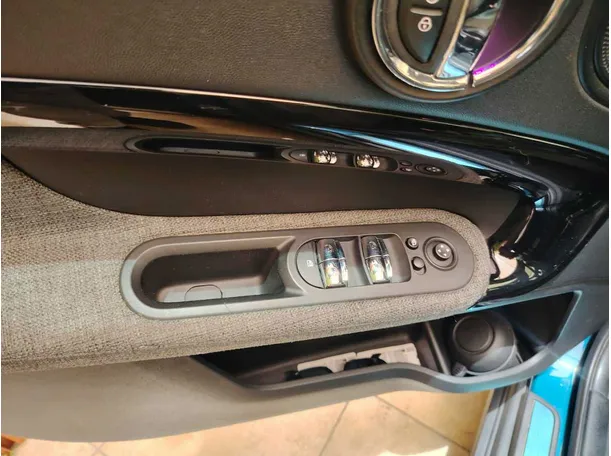 Car image 34