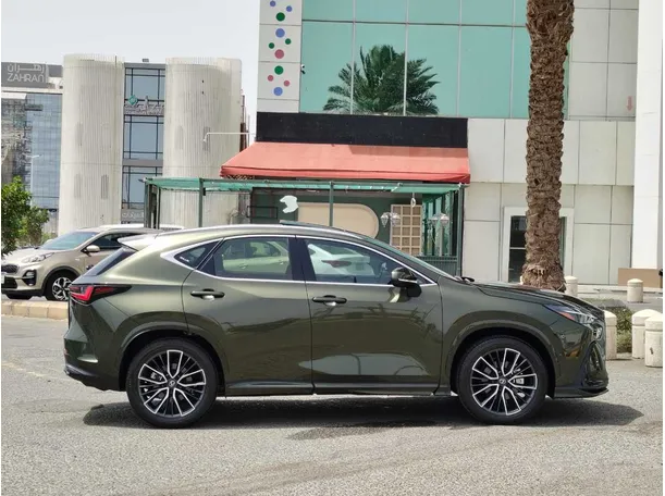 Car image 4
