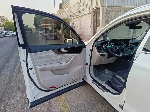 Car image 12