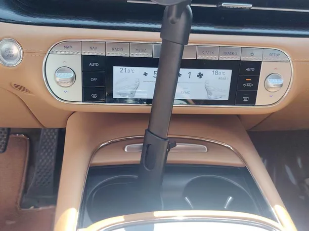 Car image 17
