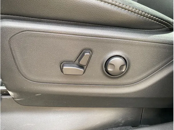 Car image 32