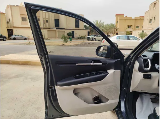 Car image 11
