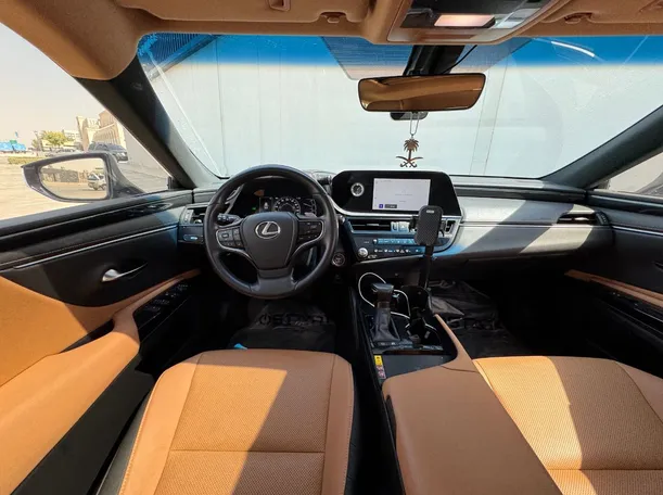 Car image 15