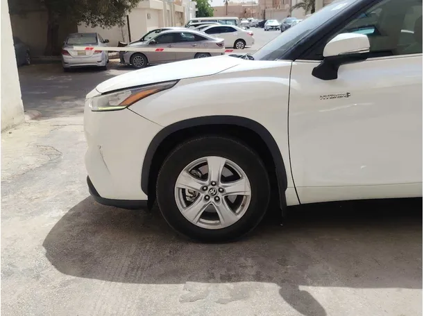 Car image 9