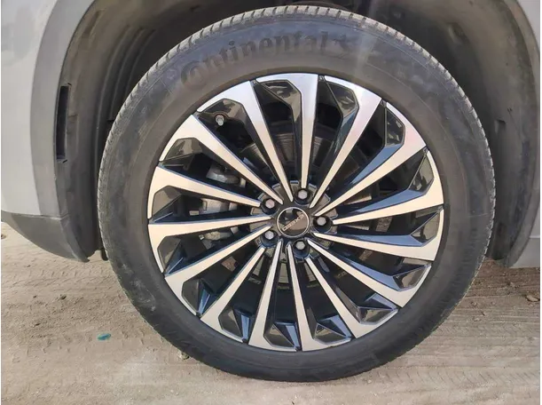 Car image 10