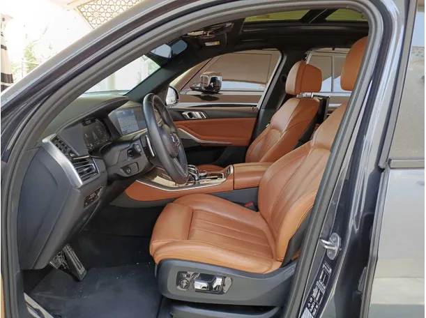 Car image 12