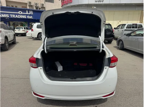 Car image 19